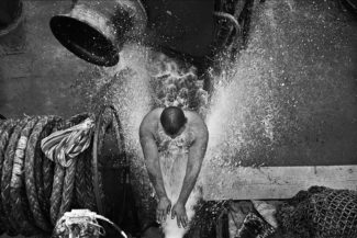 28. Боцман принимает душ из пожарного крана на сухогрузе "Анатолий Торчинов", Тихий океан, 2007