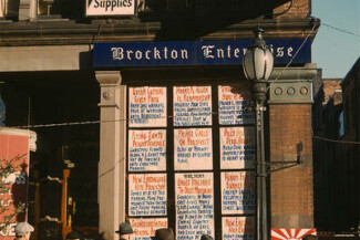 08. Заголовки, размещенные в окне газетного офиса (Brockton Enterprise), Броктон, штат Массачусетс, 1940 г. / Джек Делано