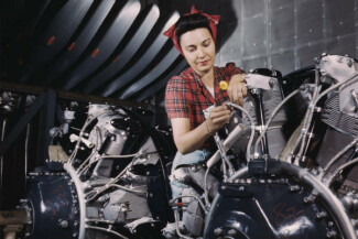 59. Работница авиационного завода North American Aviation, Inc. в Калифорнии, 1942 г. / Альфред Палмер