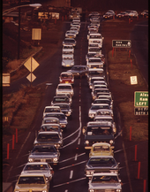 02. Construction bottleneck on H-1 Freeway approaching Honolulu from the west during morning rush hour. Commuters come from such fast-growing areas as Pearl City and Mililani Town, 1973. Фотограф: Чарльз О'Рир